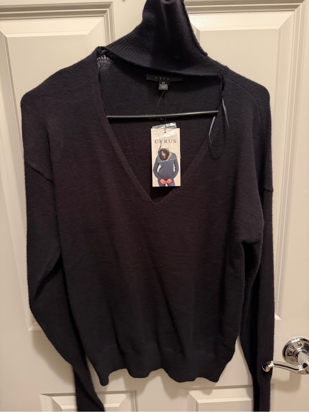 Cyrus Women's V-Neck Sweater in Black